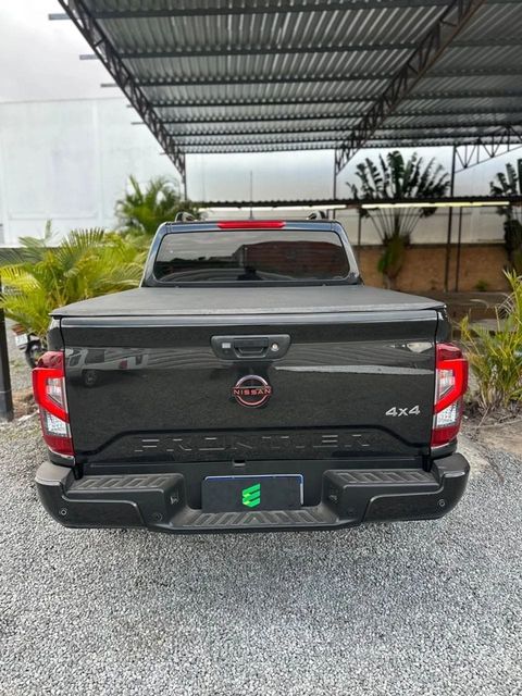 Nissan Frontier na cor preta, vista de trás
