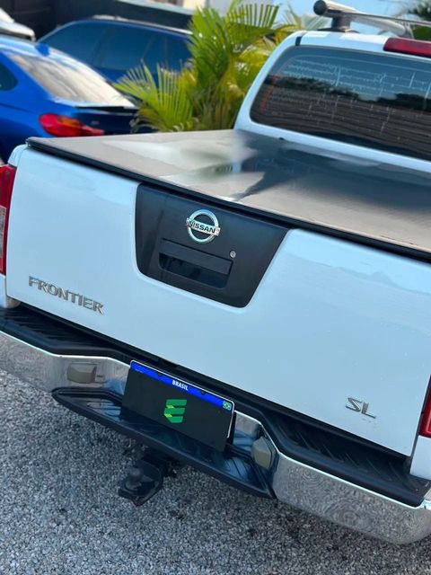 Nissan Frontier na cor branca, vista de trás
