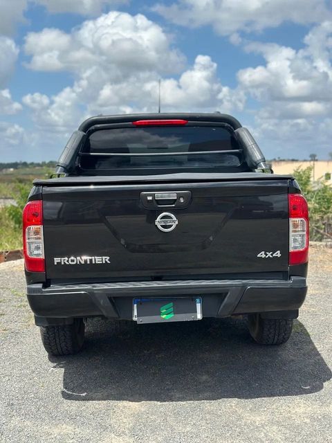 Nissan Frontier na cor preta, vista de trás