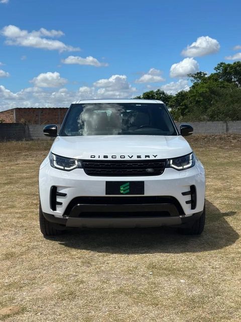 Land Rover Discovery na cor branca, vista de frente