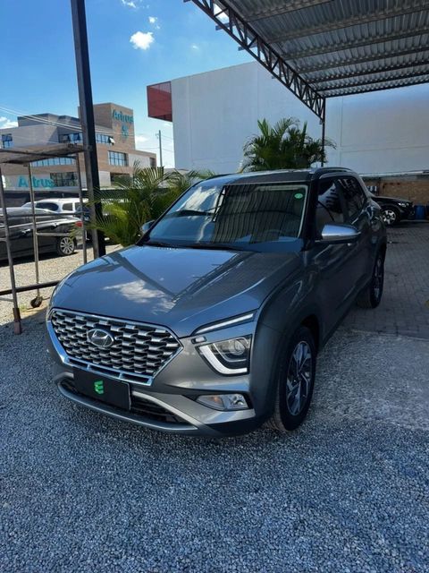 Hyundai Creta na cor cinza, vista dianteira em três quartos (foto 6 de 15)