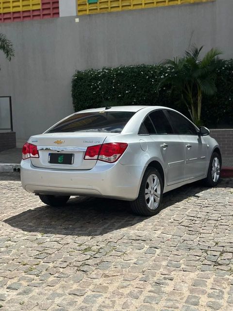 Chevrolet Cruze na cor prata, vista traseira em três quartos (foto 6 de 15)