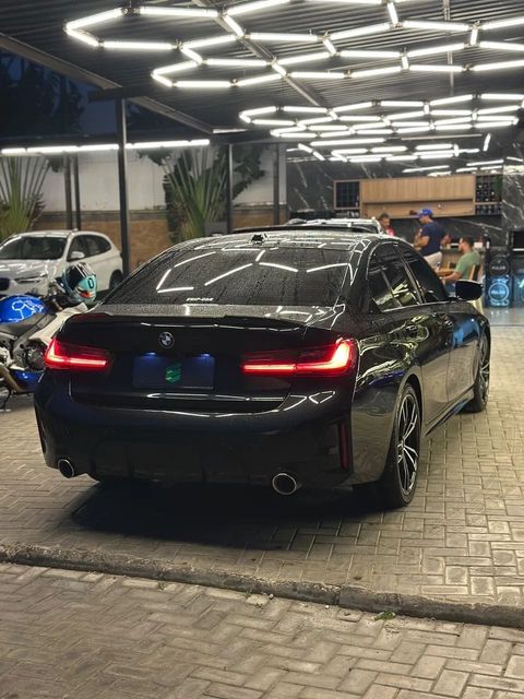 BMW 320i na cor preta, vista de trás (foto 6 de 15)