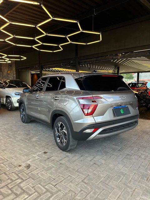 Hyundai Creta na cor prata, vista traseira em três quartos (foto 7 de 15)