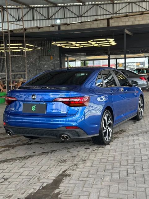 Volkswagen Jetta na cor azul, vista traseira em três quartos (foto 6 de 15)