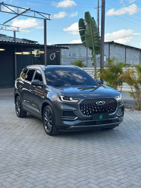 Chery Tiggo 8 na cor cinza, vista dianteira em três quartos (foto 1 de 18)