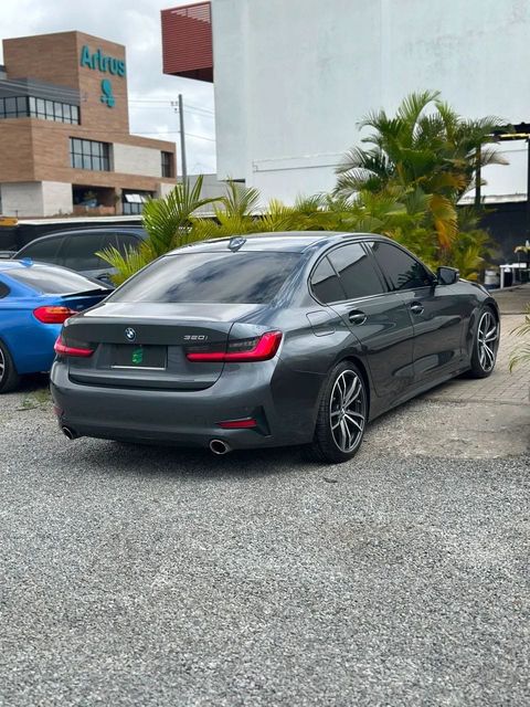 BMW 320i na cor cinza, vista traseira em três quartos (foto 5 de 16)