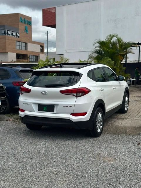 Hyundai Tucson na cor branca, vista traseira em três quartos (foto 6 de 16)