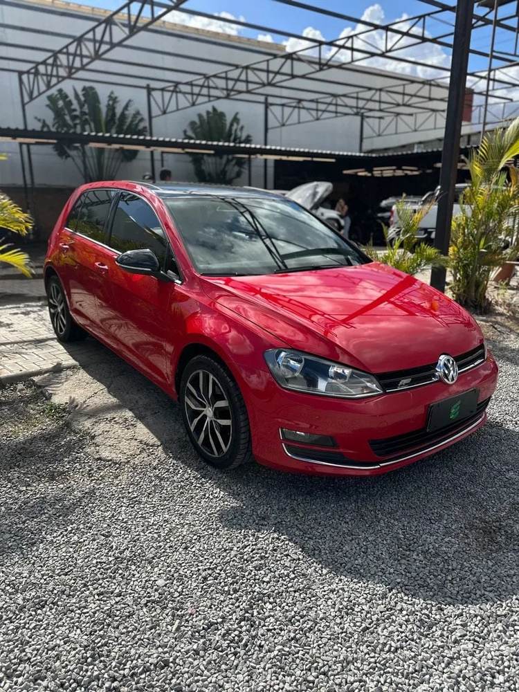 Volkswagen Golf na cor vermelha, vista dianteira em três quartos