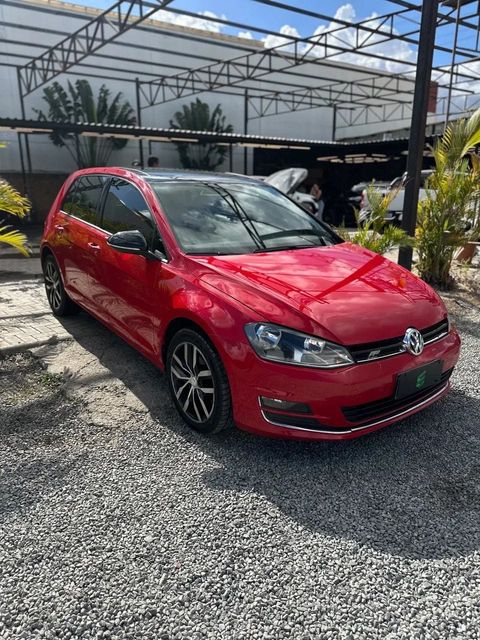 Volkswagen Golf na cor vermelha, vista dianteira em três quartos (foto 1 de 16)