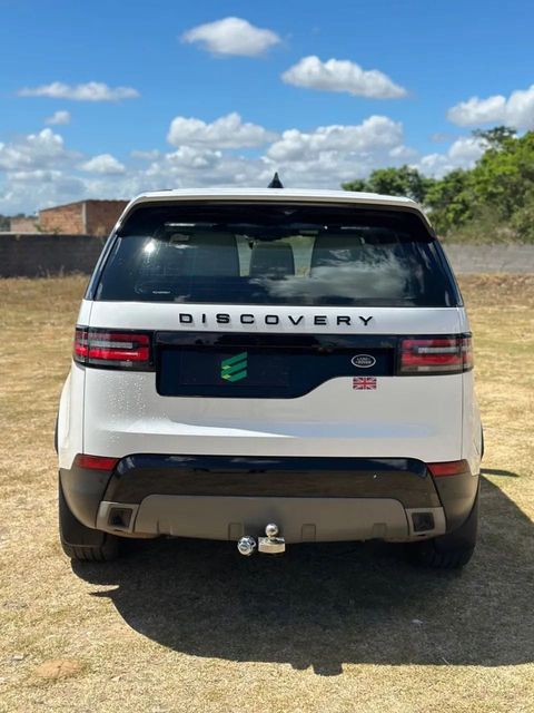 Land Rover Discovery na cor branca, vista de trás (foto 6 de 18)