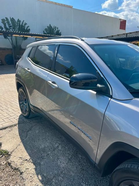 Jeep Compass na cor prata, vista lateral (foto 7 de 18)