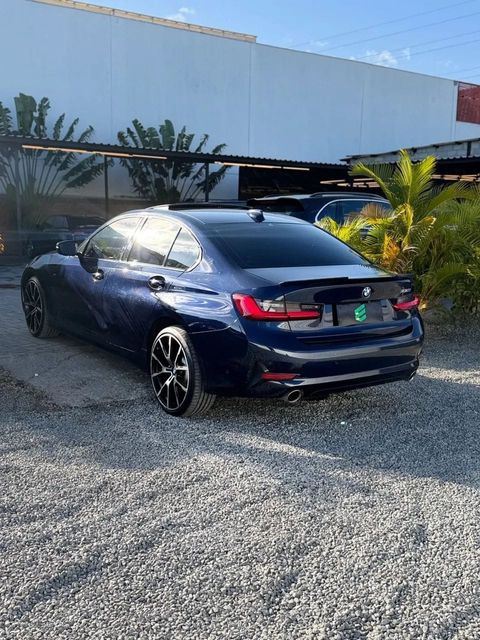 BMW 330i na cor azul, vista traseira em três quartos (foto 4 de 18)