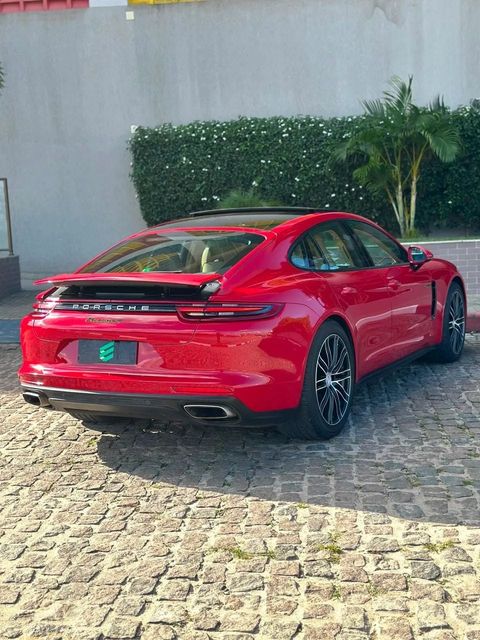 Porsche Panamera na cor vermelha, vista traseira em três quartos
