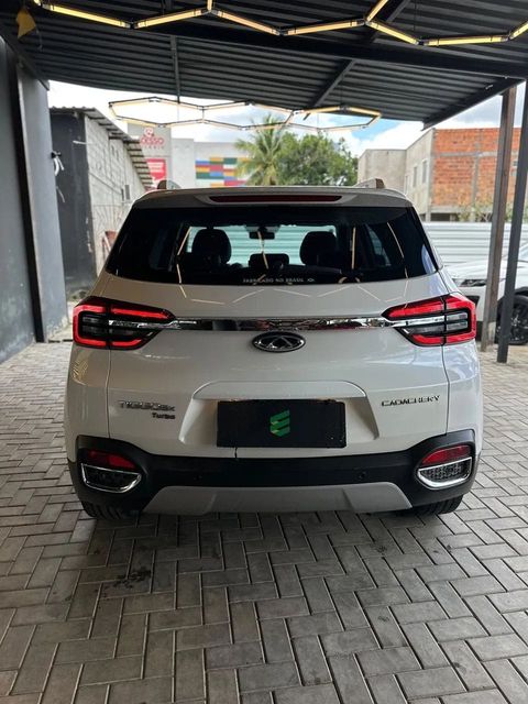 Chery Tiggo 5X na cor branca, vista de trás