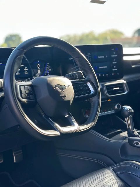 Ford Mustang, volante e quadro de instrumentos