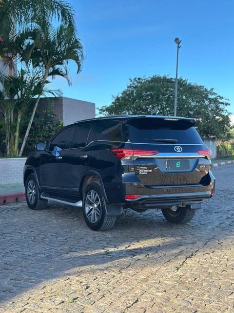 Toyota Hilux SW4 na cor preta, vista traseira em três quartos (foto 4 de 19)