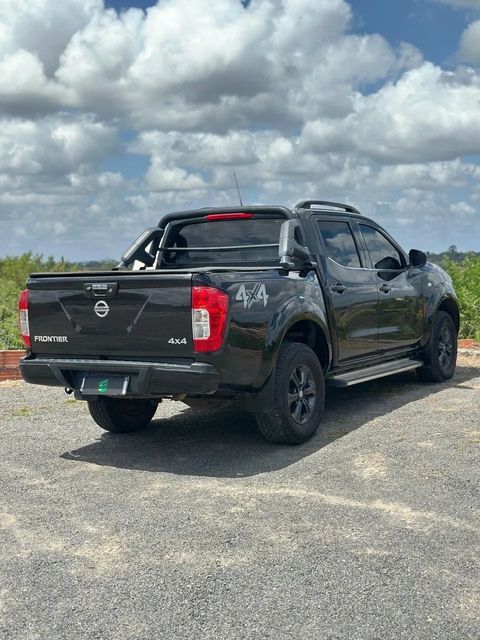 Nissan Frontier na cor preta, vista traseira em três quartos (foto 7 de 16)
