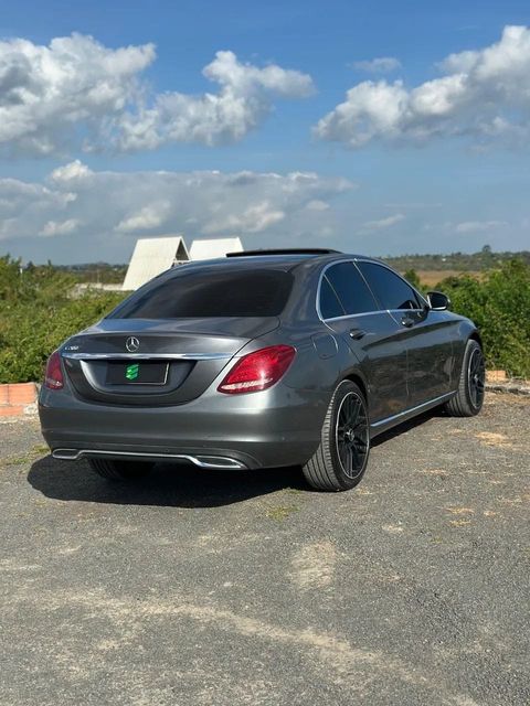Mercedes-Benz C 200 na cor cinza, vista traseira em três quartos (foto 5 de 17)