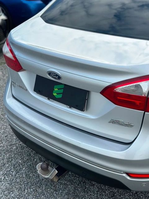 Ford Fiesta Sedan na cor prata, vista de trás