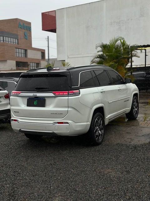 Jeep Commander na cor branca, vista traseira em três quartos (foto 5 de 19)
