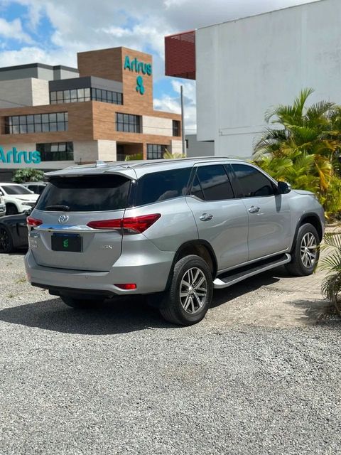 Toyota Hilux SW4 na cor prata, vista traseira em três quartos (foto 5 de 18)