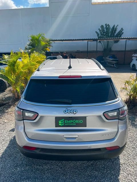 Jeep Compass na cor prata, vista de trás