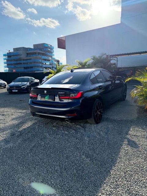 BMW 330i na cor azul, vista traseira em três quartos (foto 5 de 18)