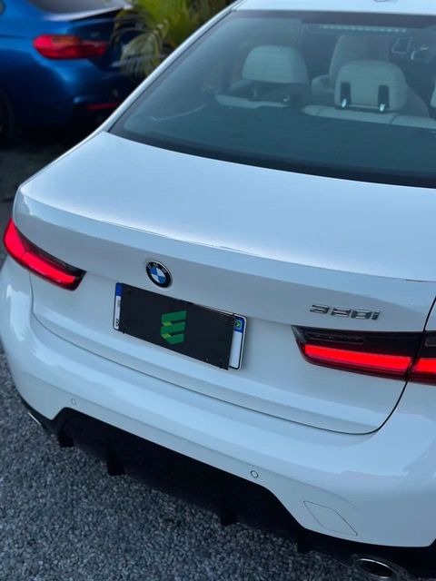 BMW 320i na cor branca, vista de trás