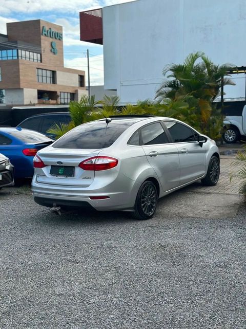 Ford Fiesta Sedan na cor prata, vista traseira em três quartos (foto 6 de 17)