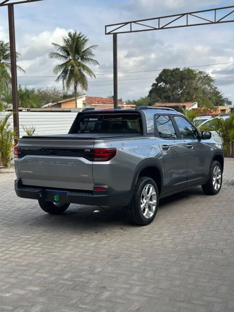 Chevrolet Montana na cor prata, vista traseira em três quartos (foto 6 de 17)
