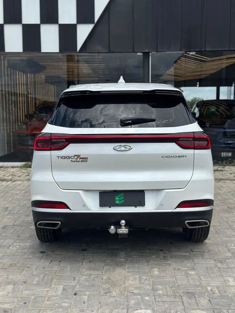 Chery Tiggo 7 na cor branca, vista de trás