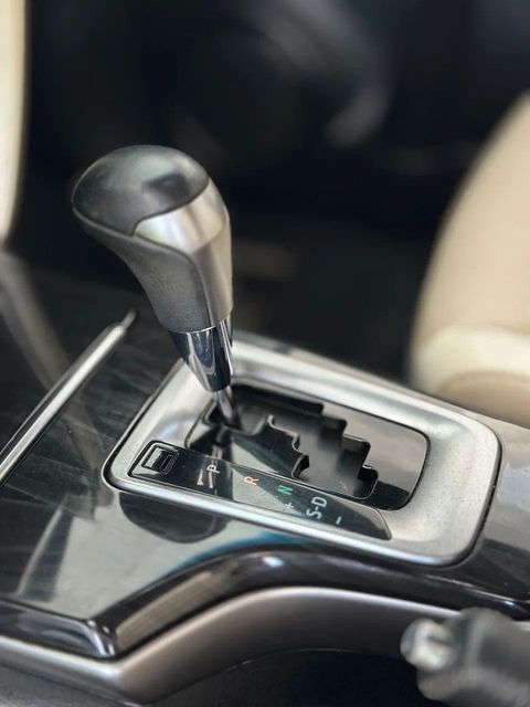 Toyota Hilux SW4, console central e alavanca de câmbio