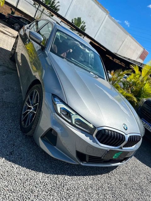 BMW 320i na cor cinza, vista dianteira em três quartos (foto 3 de 20)