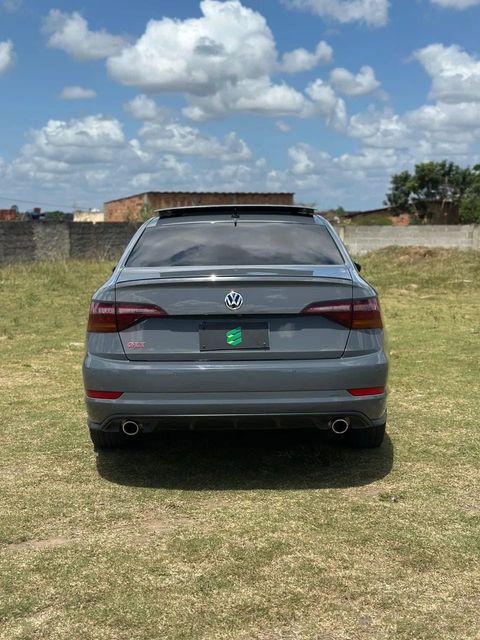 Volkswagen Jetta na cor cinza, vista de trás