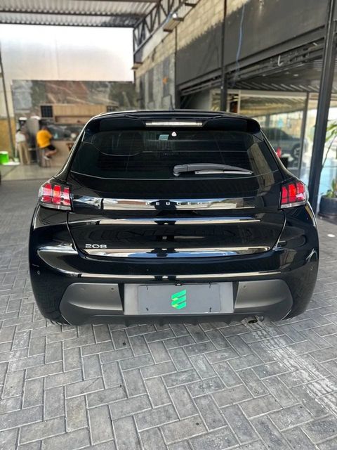 Peugeot 208 na cor preta, vista de trás