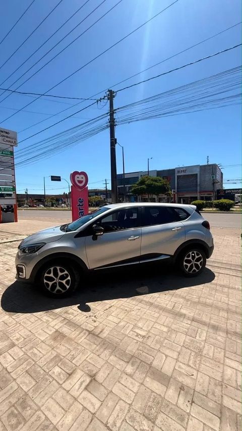 Renault Captur na cor prata, vista lateral (foto 12 de 19)