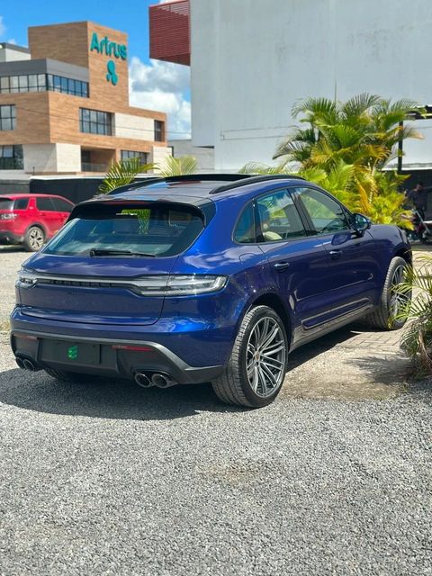 Porsche Macan na cor azul, vista traseira em três quartos