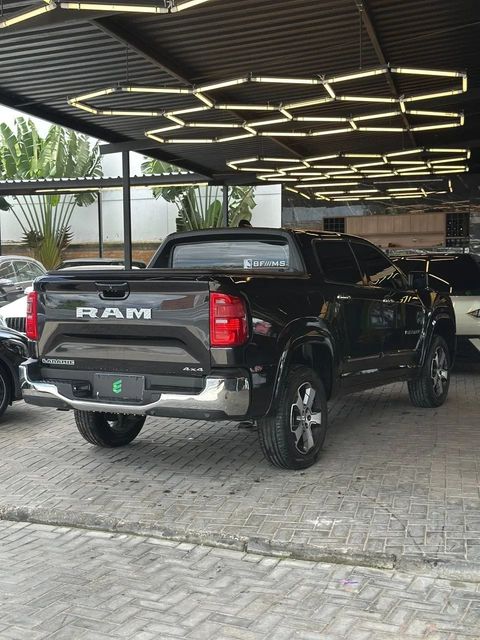 Ram Rampage na cor preta, vista traseira em três quartos (foto 6 de 18)