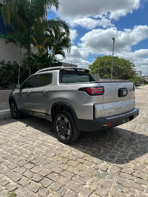 Fiat Toro na cor prata, vista traseira em três quartos (foto 6 de 19)