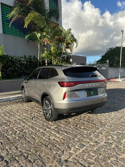 GWM Haval H6 na cor cinza, vista traseira em três quartos