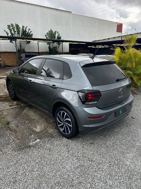 Volkswagen Polo na cor cinza, vista traseira em três quartos (foto 6 de 19)