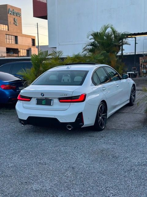 BMW 320i na cor branca, vista traseira em três quartos (foto 5 de 20)