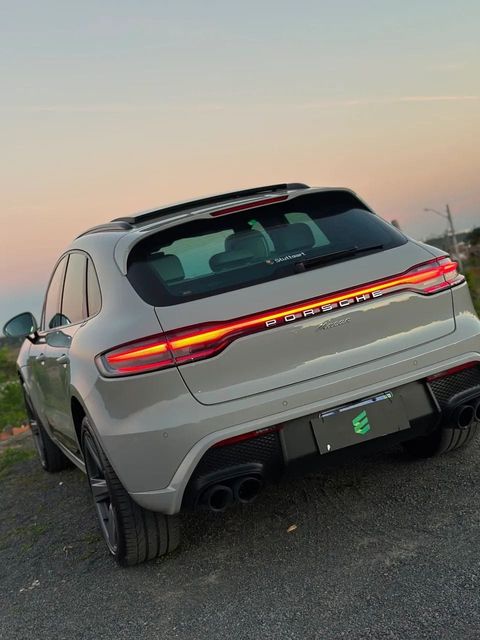 Porsche Macan na cor cinza, vista traseira em três quartos