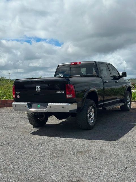 Dodge Ram 2500 na cor preta, vista traseira em três quartos (foto 4 de 20)