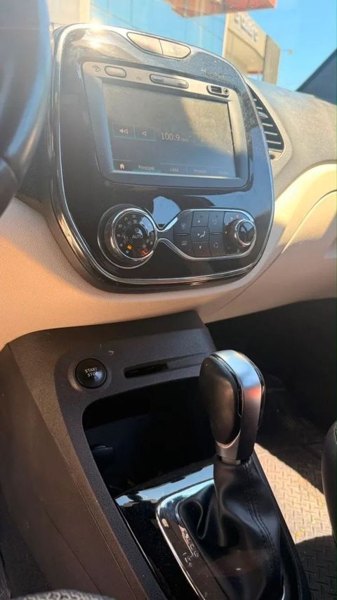 Renault Captur, console central e alavanca de câmbio