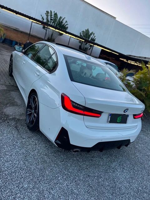 BMW 320i na cor branca, vista traseira em três quartos (foto 6 de 20)