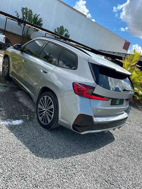 BMW X1 na cor prata, vista traseira em três quartos
