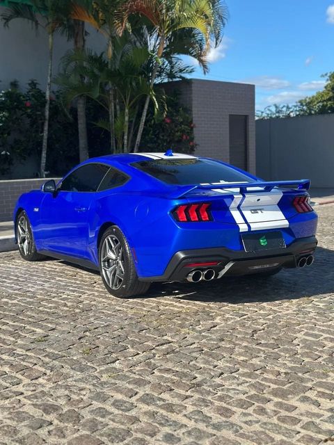 Ford Mustang na cor azul com faixas brancas, vista traseira em três quartos (foto 6 de 20)