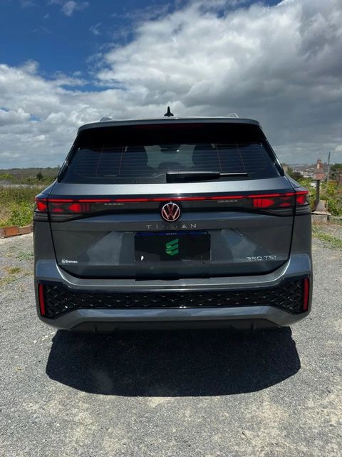 Volkswagen Tiguan na cor prata, vista de trás